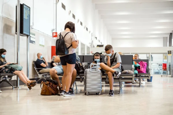 Sevilha Espanha Julho 2020 Família Usando Máscaras Esperando Partida Aeroporto — Fotografia de Stock