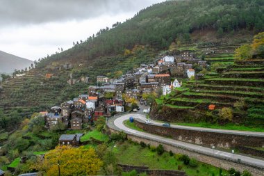 Serra da Estrela, Portekiz 'de Piodao adında şist evleri olan inanılmaz eski bir köy.