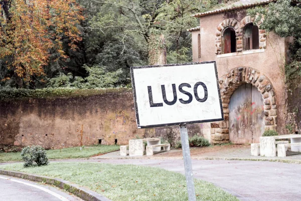 Дорожный Знак Информирующий Въезде Знаменитый Португальский Город Лусо — стоковое фото