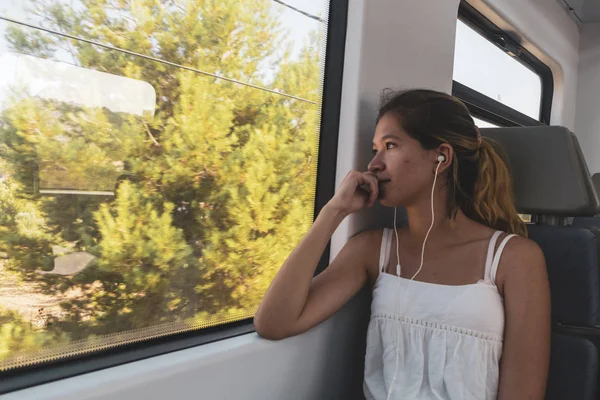 Trende müzik dinleyen kız