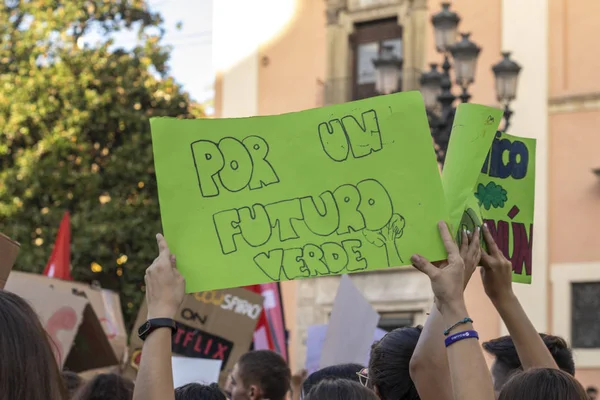 Молодые активисты маршируют в рамках Глобальной климатической забастовки движения "Пятницы за будущее" — стоковое фото