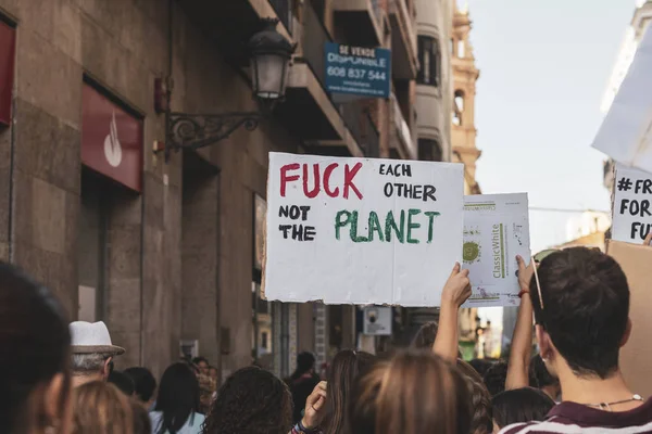 Młodzi aktywiści maszerują w ramach Global Climate Strike of the movement Friday for Future w Walencji w Hiszpanii — Zdjęcie stockowe