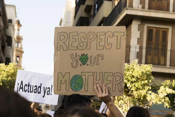 Jovens ativistas marcham como parte da Greve Climática Global do Movimento Sextas-feiras para o Futuro, em Valência, Espanha — Fotografia de Stock