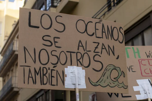 Jovens ativistas marcham como parte da Greve Climática Global do Movimento Sextas-feiras para o Futuro, em Valência, Espanha — Fotografia de Stock