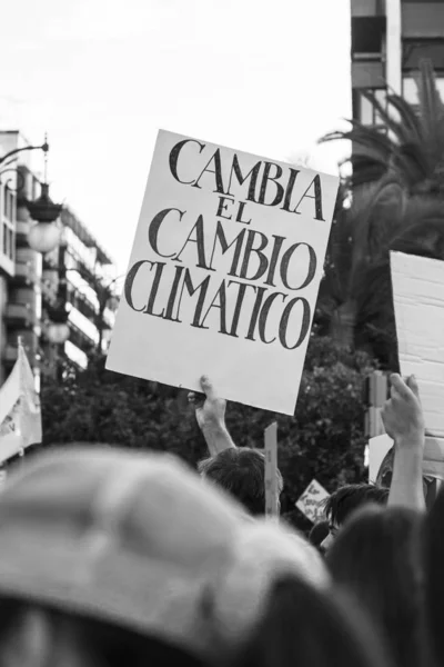 Jovens ativistas marcham como parte da Greve Climática Global do Movimento Sextas-feiras para o Futuro, em Valência, Espanha — Fotografia de Stock