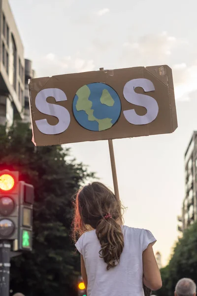 Jovens ativistas marcham como parte da Greve Climática Global do Movimento Sextas-feiras para o Futuro, em Valência, Espanha — Fotografia de Stock