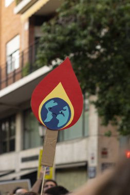 Genç eylemciler, Küresel İklim Grevi kapsamında Cuma günleri İspanya 'nın Valencia şehrinde yürüyüşe geçtiler.