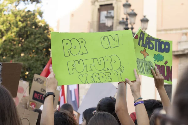 将来のための金曜日の動きの世界的な気候ストライキの一環として若い活動家が行進します — ストック写真