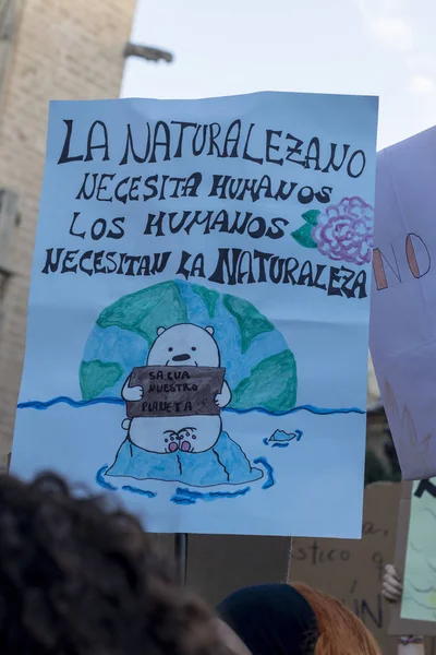 Jovens ativistas marcham como parte da Greve Climática Global do Movimento Sextas-feiras para o Futuro, em Valência, Espanha — Fotografia de Stock