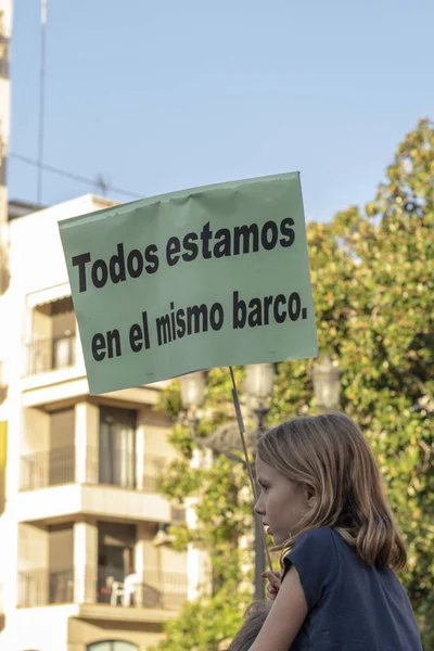 Młodzi aktywiści maszerują w ramach Global Climate Strike of the movement Friday for Future w Walencji w Hiszpanii — Zdjęcie stockowe