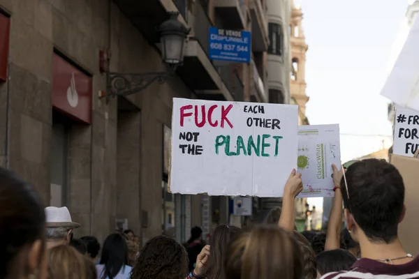 Jóvenes activistas marchan como parte de la Huelga Climática Global del movimiento Viernes por el Futuro, en Valencia, España —  Fotos de Stock