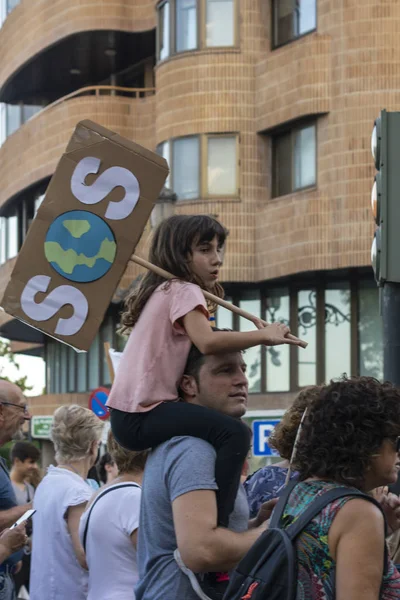 若い活動家は、スペインのバレンシアで、未来のための運動の金曜日の世界的な気候ストライキの一環として行進します — ストック写真
