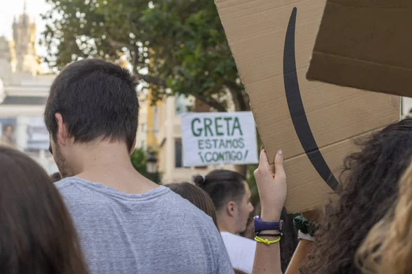 Giovani attivisti marciano come parte dello sciopero globale del clima del movimento Venerdì per il futuro, a Valencia, Spagna — Foto Stock