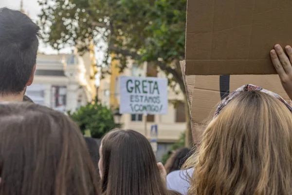 Jovens ativistas marcham como parte da Greve Climática Global do Movimento Sextas-feiras para o Futuro, em Valência, Espanha — Fotografia de Stock