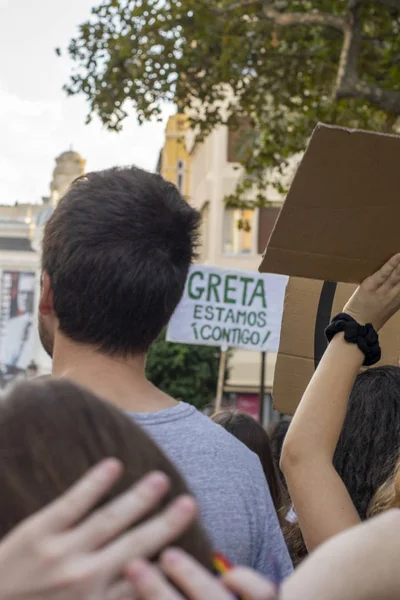 Молодые активисты маршируют в рамках Глобальной климатической забастовки движения "Пятницы за будущее" в Валенсии, Испания — стоковое фото