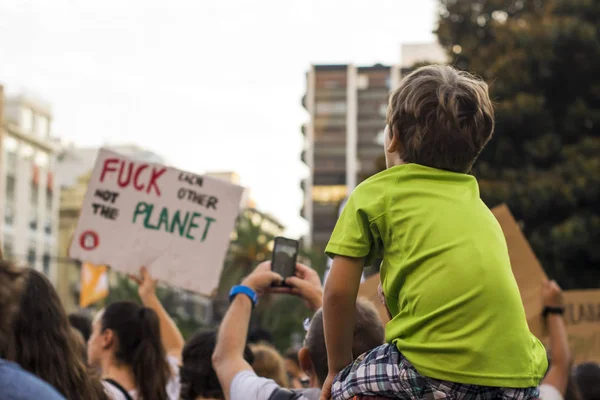 Junge aktivisten marschieren als teil des globalen klimastreiks der bewegung freitags für die zukunft in valencia, spanien — Stockfoto