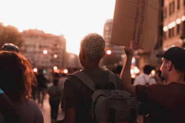 Genç eylemciler, Küresel İklim Grevi kapsamında Cuma günleri İspanya 'nın Valencia şehrinde yürüyüşe geçtiler.