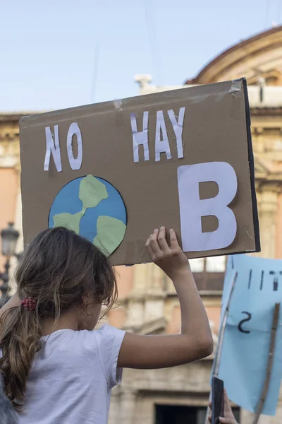 Jovens ativistas marcham como parte da Greve Climática Global do Movimento Sextas-feiras para o Futuro, em Valência, Espanha — Fotografia de Stock