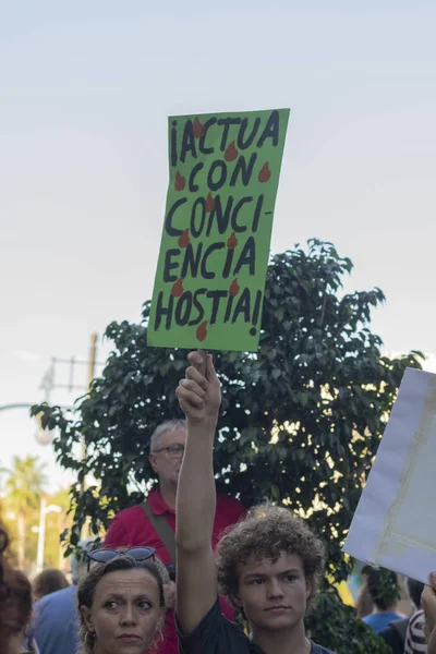 Młodzi aktywiści maszerują w ramach Global Climate Strike of the movement Friday for Future w Walencji w Hiszpanii — Zdjęcie stockowe