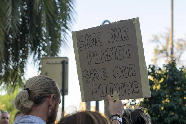 Junge aktivisten marschieren als teil des globalen klimastreiks der bewegung freitags für die zukunft in valencia, spanien — Stockfoto