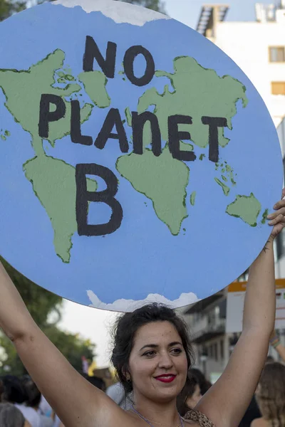 Jovens ativistas marcham como parte da Greve Climática Global do Movimento Sextas-feiras para o Futuro, em Valência, Espanha — Fotografia de Stock