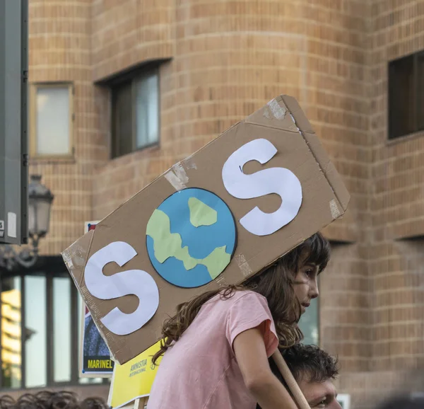 Fiatal aktivisták menetelnek a Péntek a jövőért mozgalom globális éghajlati sztrájkjának részeként Valenciában, Spanyolországban — Stock Fotó