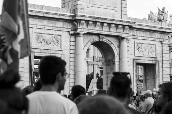 Jovens ativistas marcham como parte da Greve Climática Global do Movimento Sextas-feiras para o Futuro, em Valência, Espanha — Fotografia de Stock