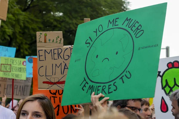 Młodzi aktywiści maszerują w ramach Global Climate Strike of the movement Friday for Future w Walencji w Hiszpanii — Zdjęcie stockowe