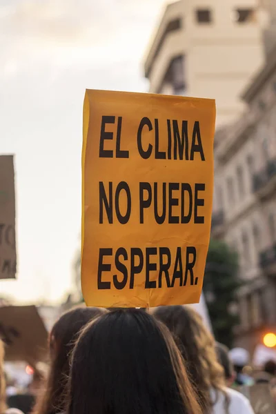 Jovens ativistas marcham como parte da Greve Climática Global do Movimento Sextas-feiras para o Futuro, em Valência, Espanha — Fotografia de Stock