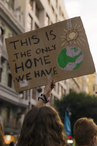 Fiatal aktivisták menetelnek a Péntek a jövőért mozgalom globális éghajlati sztrájkjának részeként Valenciában, Spanyolországban — Stock Fotó