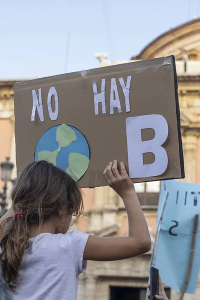 젊은 활동가들은 스페인 발렌시아 에서의 미래를 위한 금요일의 세계 기후 파업의 일환으로 행진 한다. 스톡 이미지