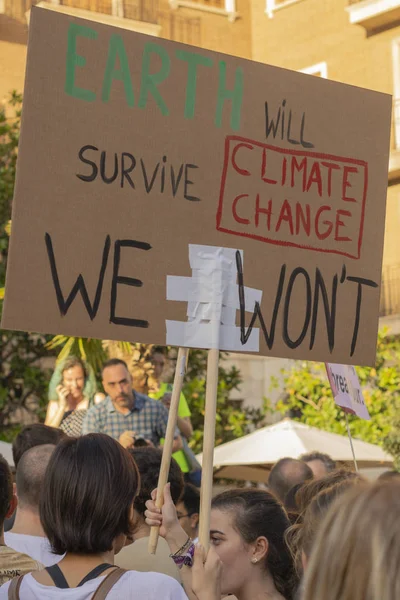 Jóvenes activistas marchan como parte de la Huelga Climática Global del movimiento Viernes por el Futuro, en Valencia, España — Foto de Stock