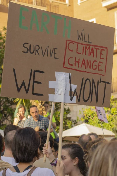 Jovens ativistas marcham como parte da Greve Climática Global do Movimento Sextas-feiras para o Futuro, em Valência, Espanha — Fotografia de Stock