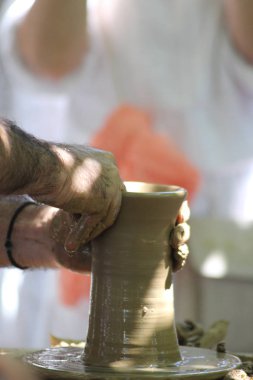 Ana potter bir amfora yapar