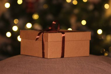 yakın çekim açık ve hediye kutusu kahverengi kurdele ile kapalı