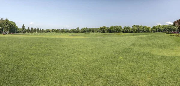 Ukrayna 'nın Kiev kenti yakınlarındaki Mezhigirje' de bir golf sahasının manzarası.