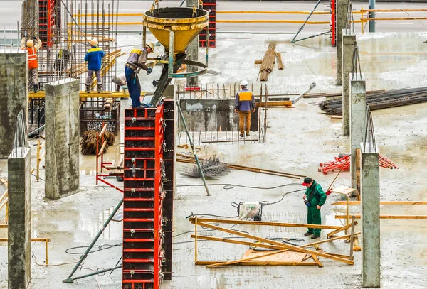 Stavební Dělníci Pracují Staveništi Kyjev Ukrajina Betonové Stavby Montáž Kovových — Stock fotografie