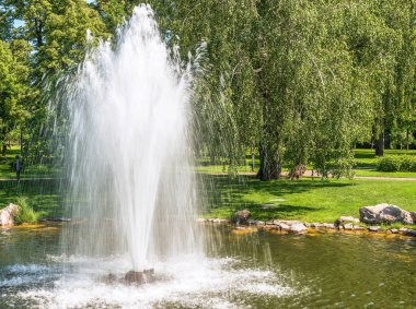 Kiev, Ukrayna yakınlarındaki Mezhigirya Parkı 'ndaki göldeki çeşme..