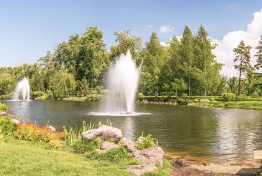 Peyzaj park Mezhygorie Kiev, Ukrayna yakınındaki pınarlarına ile Gölü Panoraması.
