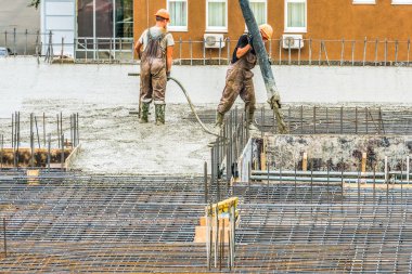 Kiev, Ukrayna - 29 Haziran 2018: İşçiler bir inşaat alanında çalışıyor. Beton inşaat çalışmaları yürütülmektedir.
