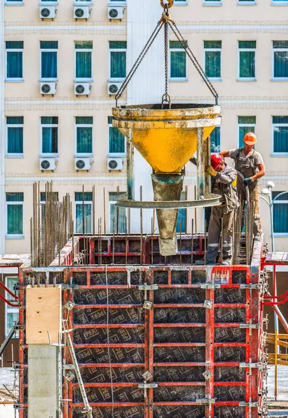 Kyjev Ukrajina Července 2018 Dělníci Pracují Stavbě Beton Střešní Krytiny — Stock fotografie