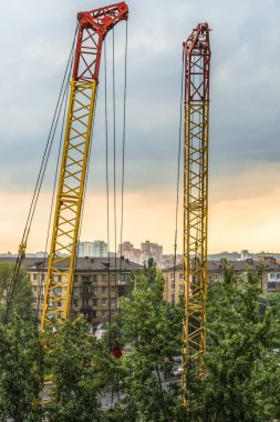 Kiev, Ukrayna kentinde bir fırtına karşı İnşaat Vinç.