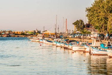 Sozopol, Bulgaristan - 25 Ağustos 2015: Tekneler ve yatlar liman, iskele üzerinde.