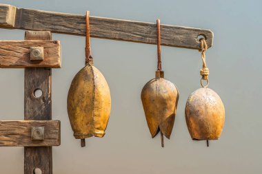 Sağır bir çıngırak, otlatma inek veya at boynunda asılı bir bakır levha bir çan.