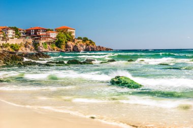 Bulgaristan 'ın eski Sozopol kentinin bir parçası. Kasabanın Karadeniz kıyısındaki körfezin manzarası.