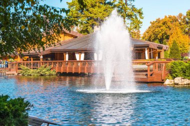 Kiev, Ukrayna yakınlarındaki Mezhigirya Parkı 'ndaki göldeki çeşme..