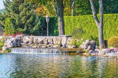 Güzel bir göl kenarında Eylül ayında Kiev bir parçası.