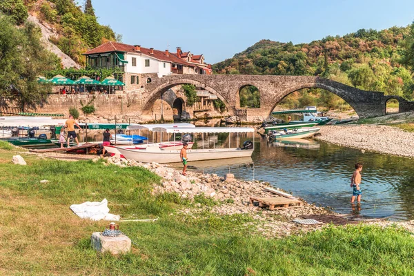 Podgorica Montenegro Agosto 2017 Antiguo Puente Piedra Arqueada Sobre Río —  Fotos de Stock