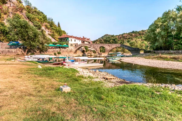 Ponte Pedra Arqueada Velha Através Rio Crnojevi Montenegro Barco Cais — Fotografia de Stock