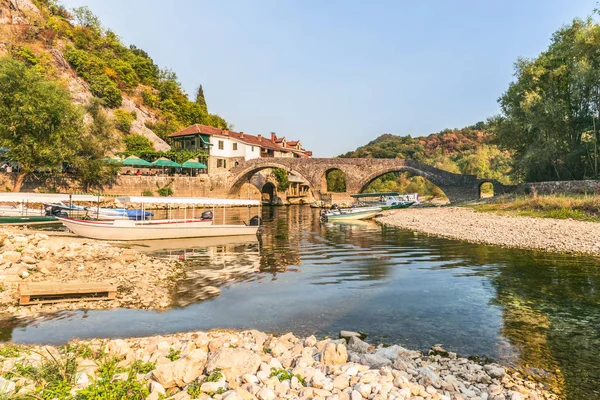 Gamla Välvda Stenbron Över Floden Crnojevi Montenegro Båtbrygga Och Hotell — Stockfoto